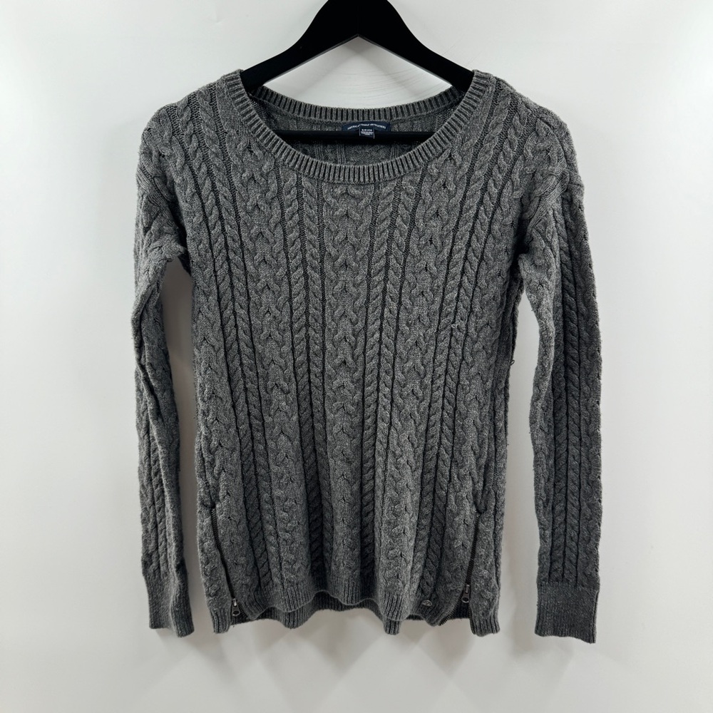 American Eagle Grey Cable Knit Sweater (Size Small )